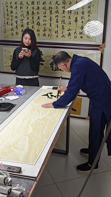 家和万事兴 香山居士 执笔游学宣传书法 原创书法作品 香山居士书法价格表 香山居士书法水平