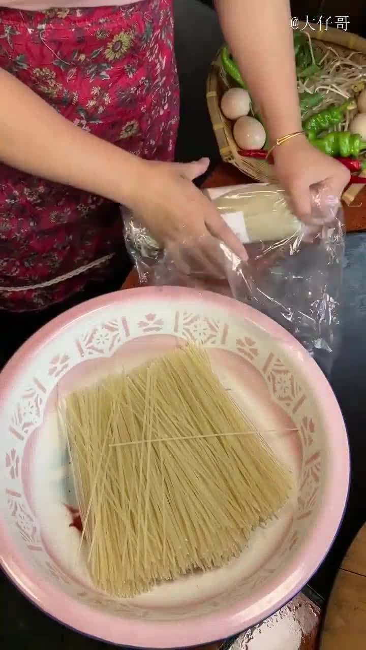 家里孩子太多了,加上老公弟弟小孩一共6个,炒了一大锅江西特色米粉,和孩子们分着吃好香!#不