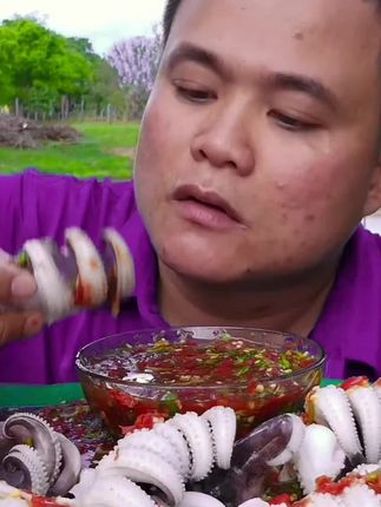 鲜榨辣椒酱爽脆墨鱼须罗马沙拉生菜 泰国美食 内容启发搜索 大口吃海鲜真的太香了 泰国大叔