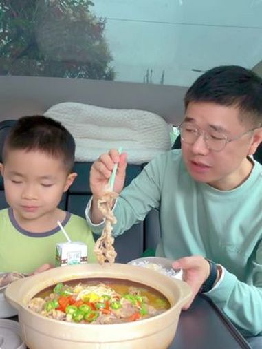 80后老父亲给小学生送饭第262天 家有小学生,中午去学校给儿子送饭,今天午餐吃酸汤牛肉,