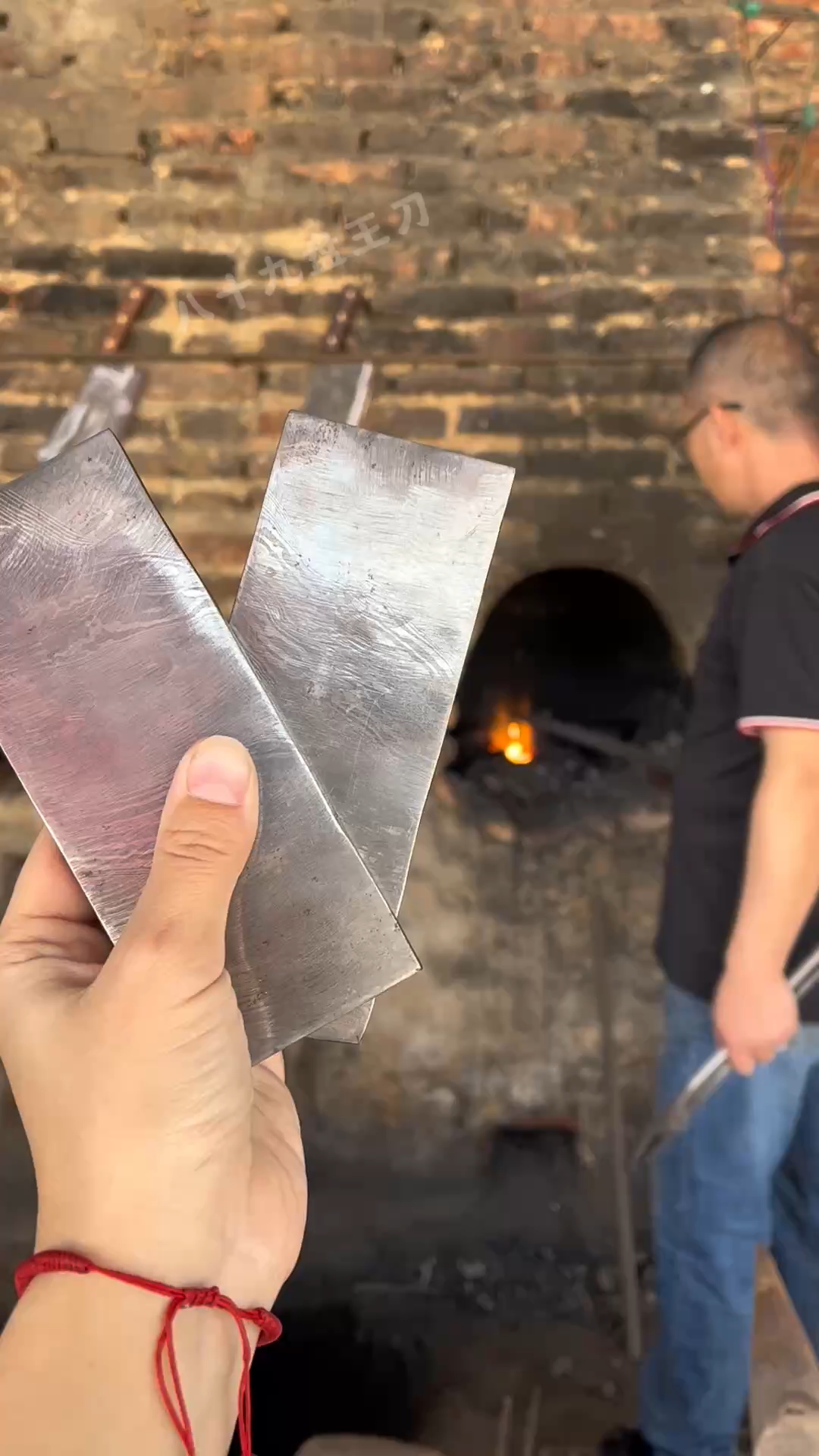 非物质文化遗产传承,手工真材实料锻打,今天打了两把特别的菜刀