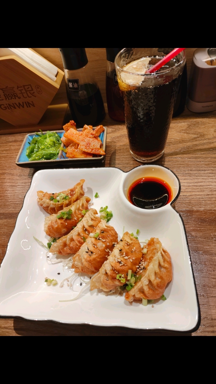 日式煎饺端上来的时侯，真的太惊艳了，这摆盘真是艺术