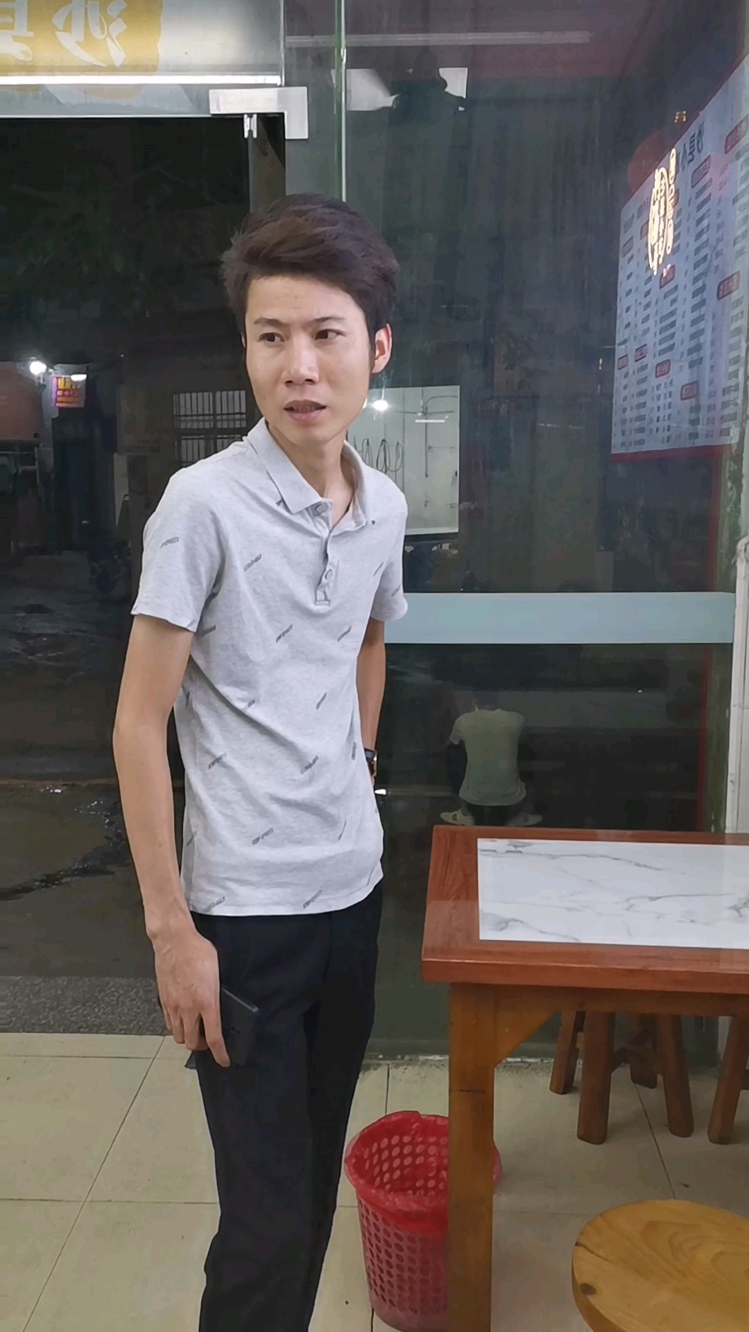 下班了,出来顺便点份香菇炒肉盖饭加豆奶