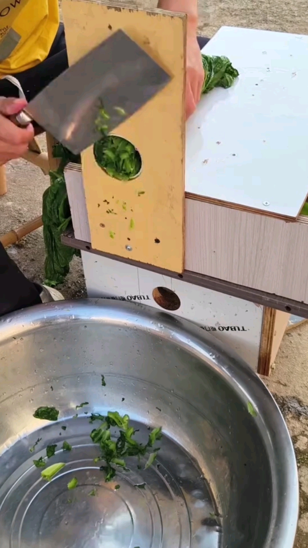 农人自制切菜神器