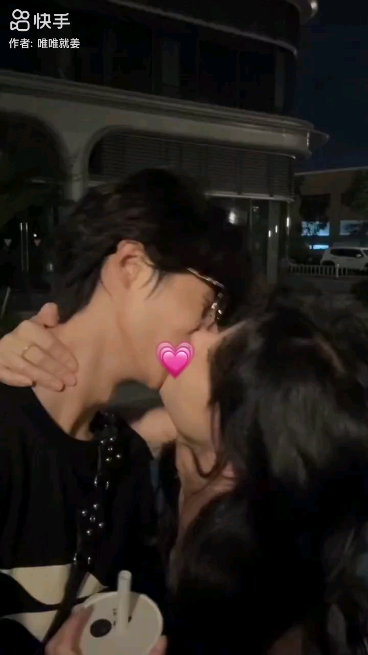 两个人在一起喝奶茶