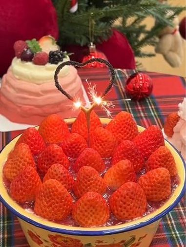 今年冬天的第一盆草莓蛋糕 生活仪式感 吃草莓的仪式感 搪瓷盆草莓蛋糕