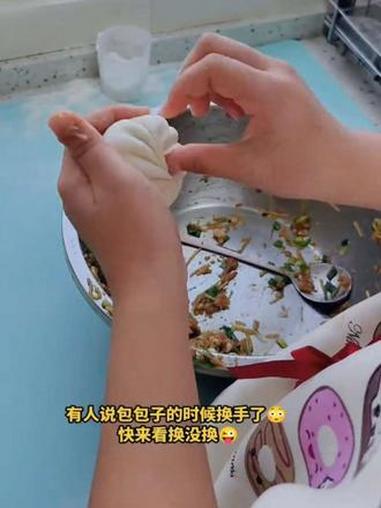 不蒸包子争口气是谁说摆拍 还说换手的来?这够不够真实啊,快来看 做家务的孩子 自制大包子 
