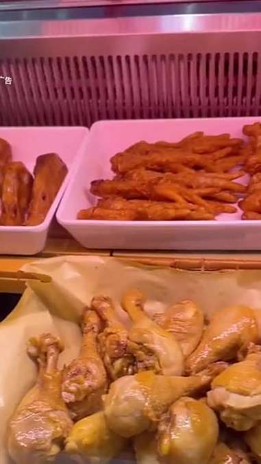 江皇淝在嵩山东支路开店啦,抖音评分4.6,上榜郾城区快餐人气榜。猪小肠实惠好吃,环境干净、