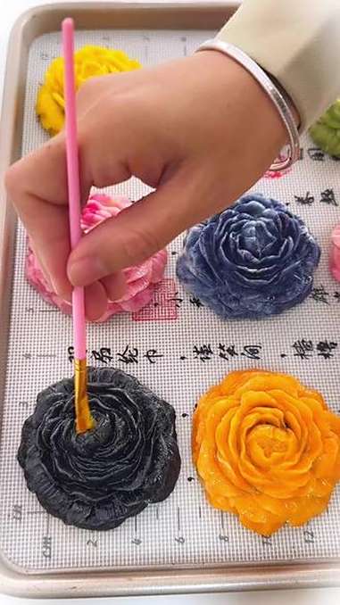 酥皮叠出牡丹韵,慢火烤透东方香 烘焙人的日常 花酥 唯有牡丹真国色 中式糕点 看牡丹盛放才