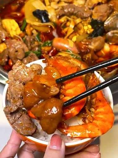 上热门 谁能拒绝这锅鱼杂火锅啊!咕嘟咕嘟煮着好入味,鱼籽咬着爆香,鱼泡软嫩带劲,炫到停不下