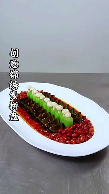 普通的青笋，蘑菇，花生搭配皮蛋，做出有创意的造型小凉菜，酸辣可口，好吃又好看。美食 创意菜