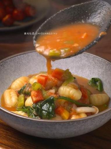 意式土豆丸子蔬菜汤 汤底是蔬菜和西红柿炖出的自然酸甜,夹杂着培根的咸鲜。丸子吸饱了汤汁,豆