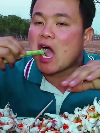 长豆角鲜辣凉拌鱿鱼须串串 泰国主播吃美食视频 泰国有哪些神奇美食 泰国生活 泰国大叔 内容