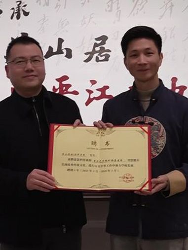 今日,关山居士 被 平江二中 聘为“校外书法艺术指导老师”助力学校发展!书画教学 沁园春长