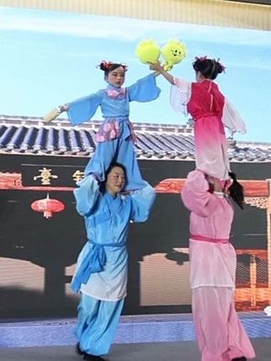 百年非遗肩膀戏亮相福建大厦 “人驮戏走”演绎传统惊艳全场 在福建沙县小吃推广活动现场,身着