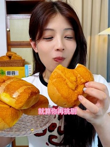 一箱8个的椰蓉面包,这谁能顶得住呀 超好吃 早餐吃什么 早餐 想吃的来吧 面包 D