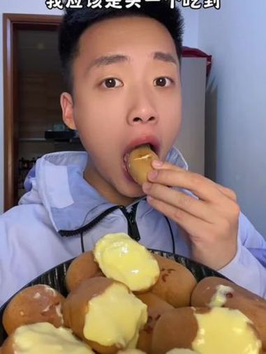 一口一个爆浆,每个都是可可爱爱呆呆萌萌的,软乎乎的,蛋香奶香的,真的好吃还很营养 爆浆面包
