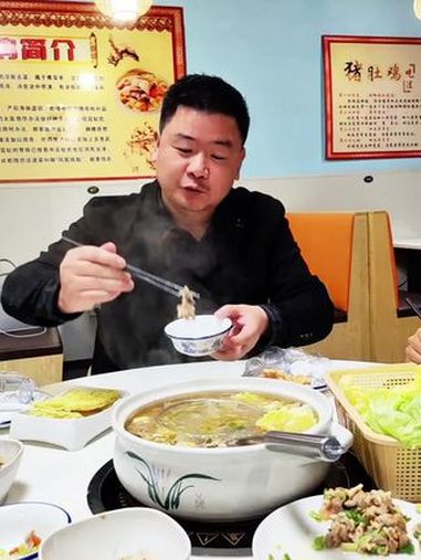 今天来杭州吃天麻猪肚鸡,味道不错 天麻猪肚鸡 天麻猪肚鸡 妈呀太香了 这一口简直香迷糊了 
