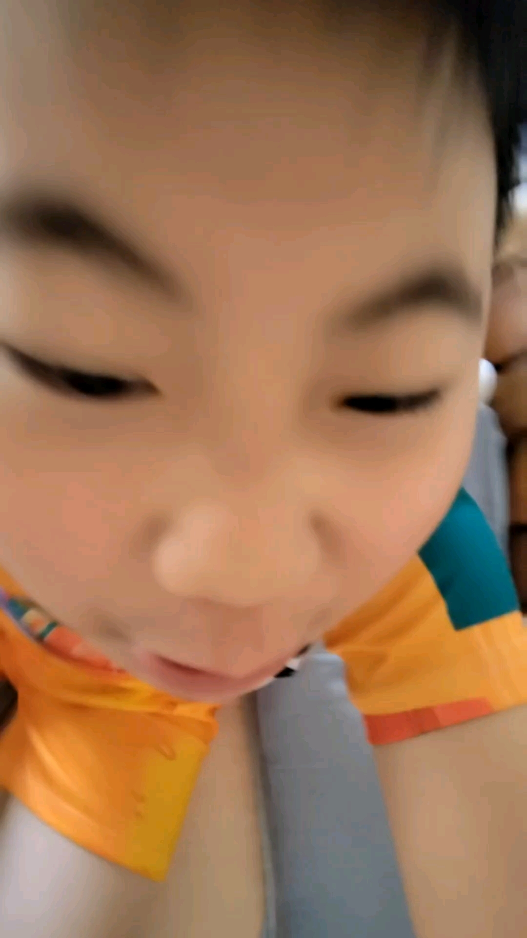 #调皮捣蛋的小家伙# #被窝里的小可爱# #粘人的宝宝#