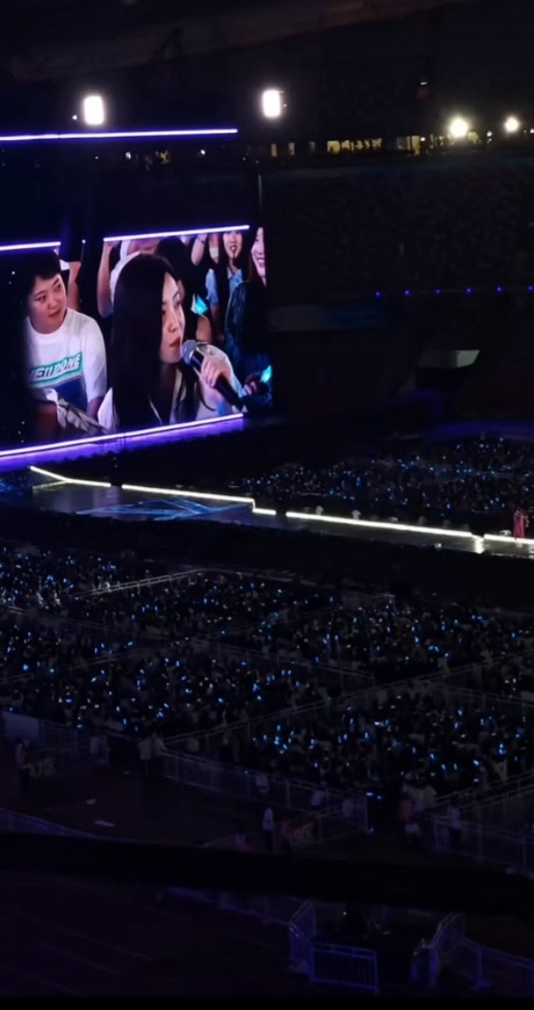 于文文来到张杰的演唱会!!秒变红烧鱼丸!!