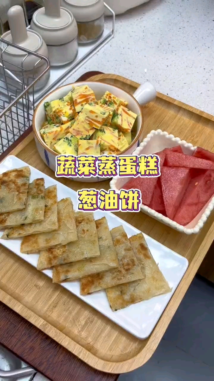 做个蔬菜蒸蛋糕又香又软，一口下去，有菜有蛋，营养又好吃，推荐