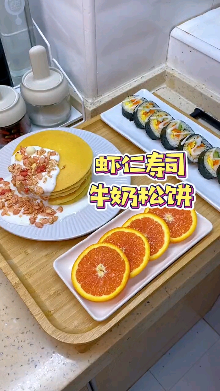 今天#早餐做了#牛奶松饼松松软软的很好吃,搭配一个虾仁