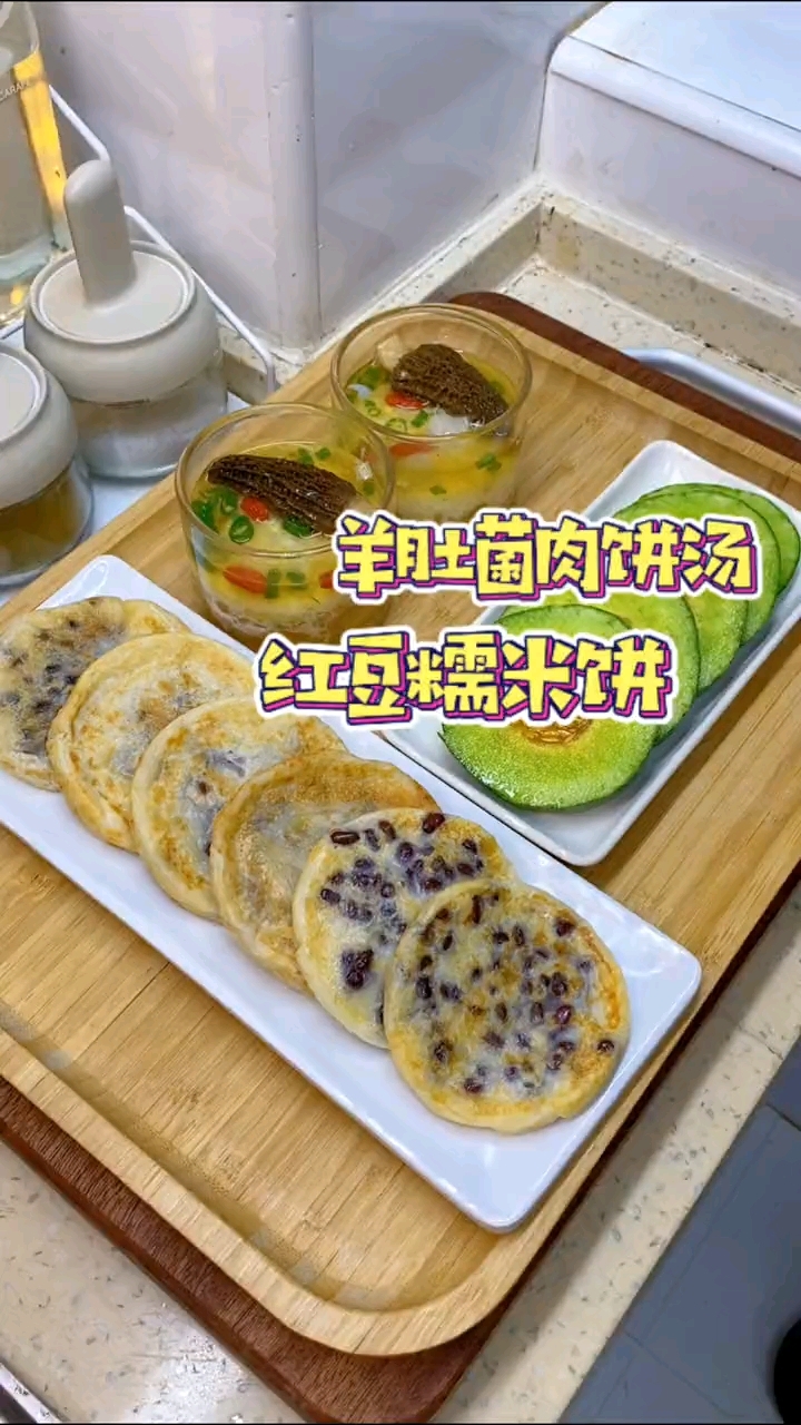 用糯米粉和牛奶搅拌在一起,里面放入蜜豆,孩子大人都喜欢