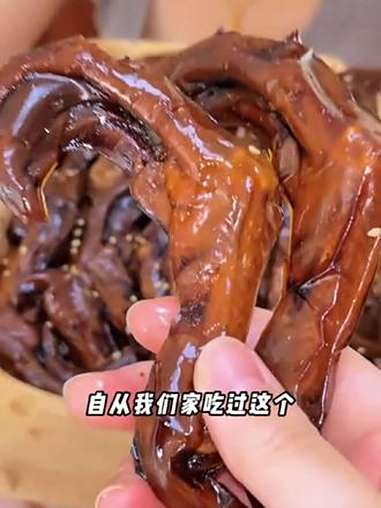 谁还没吃过 旺家福 家的 鸭爪！老卤慢熬好入味，个大有嚼劲，夜宵追剧来两个老满足啦！零食推