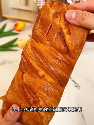这个泓一家超大一个的千层手撕面包,奶香浓郁,口感巨松软超好吃,姐妹们一定试试囤上当早餐!手