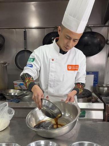 红枣发糕馒头第一步:红糖100克用温开水270克化开,加入5克孝母粉,再加入500克面粉,