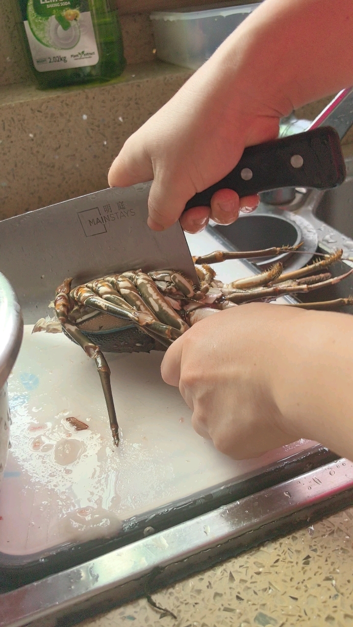做个龙虾粉丝,冰冻拿出来,太硬了,还好最后还是成了