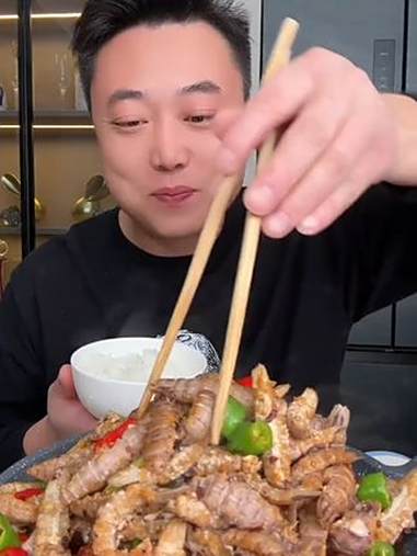皮皮虾肉也叫虾菇肉,全都是去好壳的纯肉,回家解冻以后直接烹饪,炒韭菜蒜苔都嘎嘎鲜美!皮皮虾