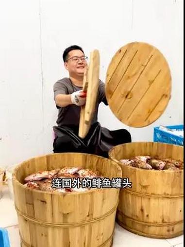 他就是黄山臭鳜鱼大王,他做的臭鳜鱼没有小刺,老人小孩都爱吃