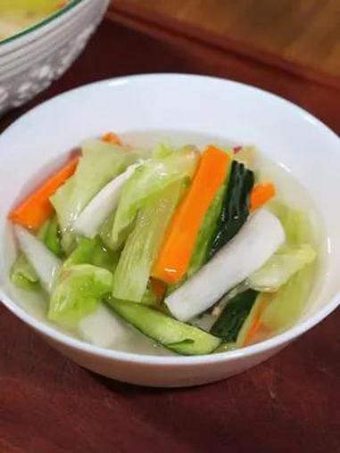 雪碧泡菜 家庭版泡菜做法,酸辣微甜口感爽脆,做法简单易保存,泡一晚就还能吃。泡菜