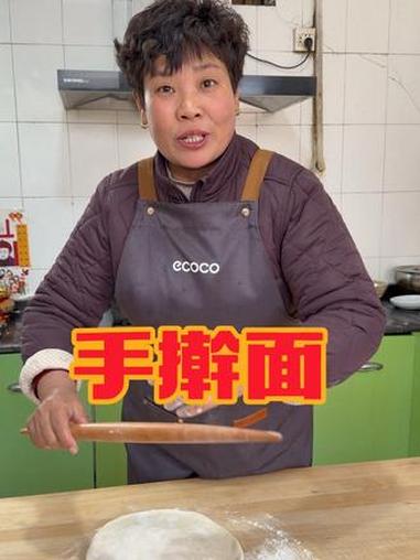 手工捞面条配上蒜汁,西红柿鸡蛋卤,太好吃了#手擀面 #婆媳日常 #自己动手做美食 @张妮(