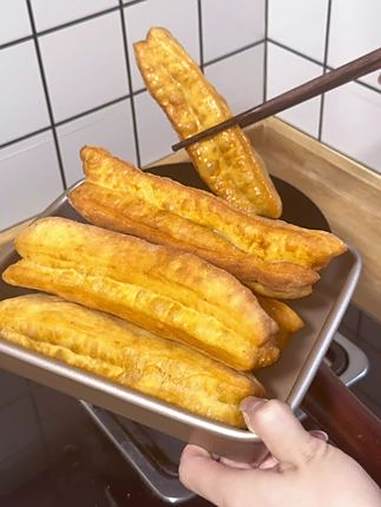 自己在家炸油条,一次就成功了,不加铝,家里有孩子孕妇的都可以放心吃,而且做法非常简单。自制
