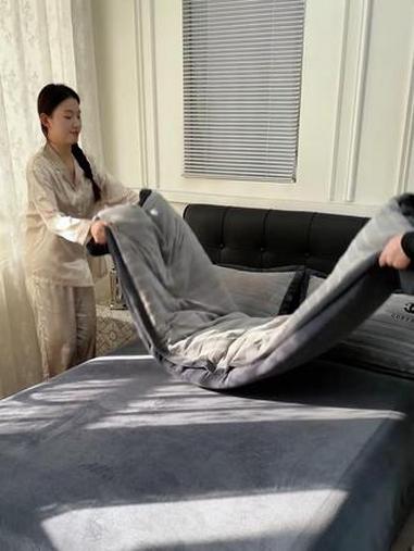 又到了冬天的时候了,晚上容易手脚冰凉的,暖不热被窝的姐妹快来试试它吧#雅鹿家装旗舰店牛奶绒