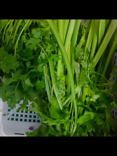 真材实料的香菇酱生产中,敬请期待无添加纯绿色食品!
