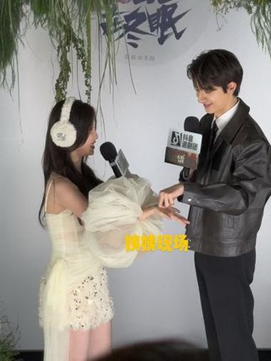 欣欣子的情商真的好高啊!现场主持人cue林一给观众磕一个,欣欣子立马伸出手说在我手上跪一个