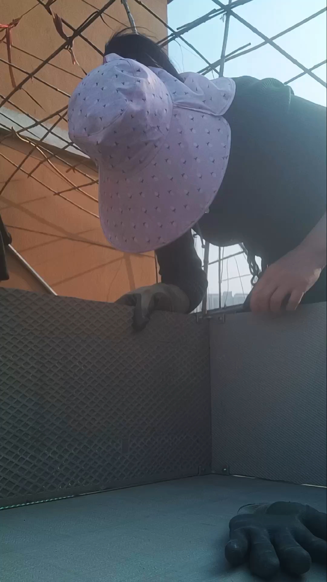 今天没弄菜,弄种菜箱,瓷砖加铝合金夹子,简简单单就做好了一个