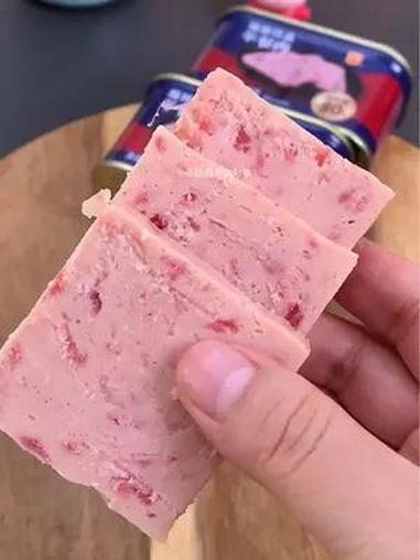 梅林午餐肉咸淡适中,直接吃或者煎着吃,做汤或者涮火锅都好吃!好吃到停不下来 口感特别好 解