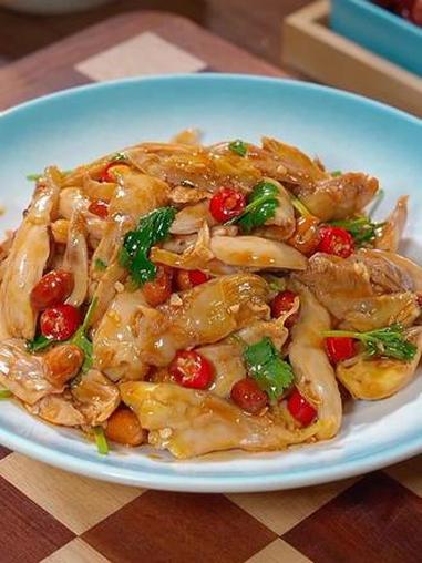 以后买回来的鸡腿不用总是红烧了，像我这样做个椒麻手撕鸡，皮脆肉嫩，鲜香椒麻，全家人都爱吃 