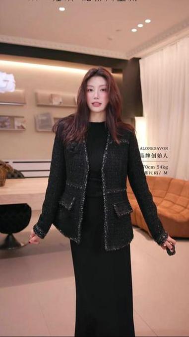 精致小香风 鹅绒加持 温暖过冬 氛围感拉满的冬日穿搭 小香风羽绒服 鱼尾裙