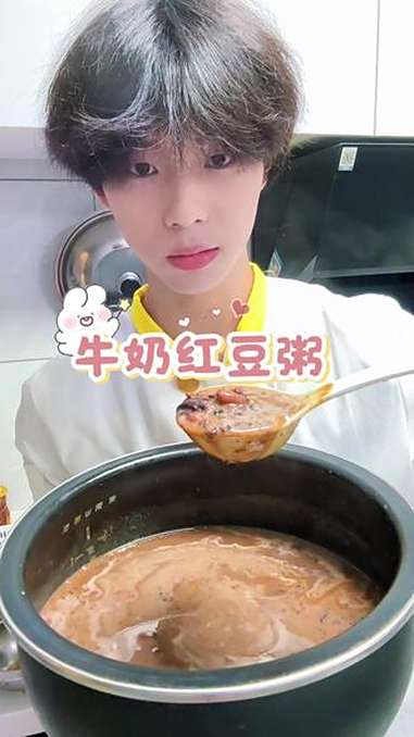 “大家好,本懒的牛奶红豆粥——又糊又懒又省火!”(红豆煮不烂?直接让沸羊羊用哑铃砸——“物