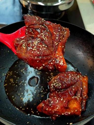 这是红烧肉最简单的做法 一滴水都不加，#红烧肉 #家常菜