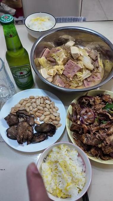 豆腐白菜粉条炖午餐肉/拌鸡架/花生米/鸡肝 快乐真的很简单,一顿好吃的家常菜就可以了。晚餐