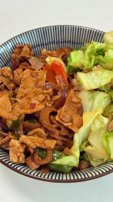 今天中午的减脂餐是100克生米饭配200克韩式辣炒猪肉,150克包菜炒猪肉,这一顿的热量在