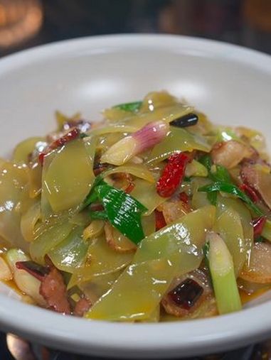 湖南必吃的 下饭菜 莴笋炒腊肉 美食教程 @DOU+小助手