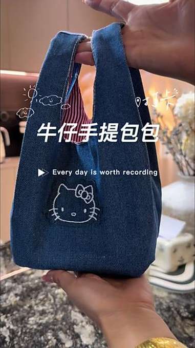 这是一款小巧可爱的牛仔菜篮子手拎包,特别能装,很实用 包包推荐 牛仔手提包 好物分享 包包