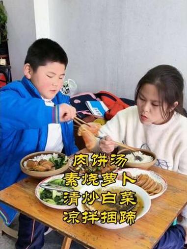真实生活分享计划 家常饭菜 抖音美食推荐官 肉饼汤配素烧萝卜,清炒白菜加凉拌捆蹄,满满一桌